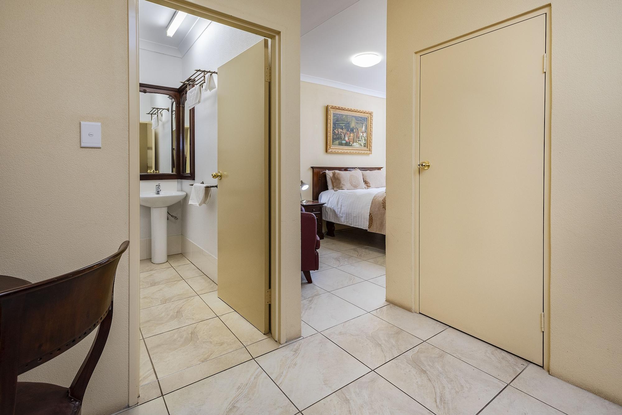 Overlander Homestead Motel Рома Екстериор снимка