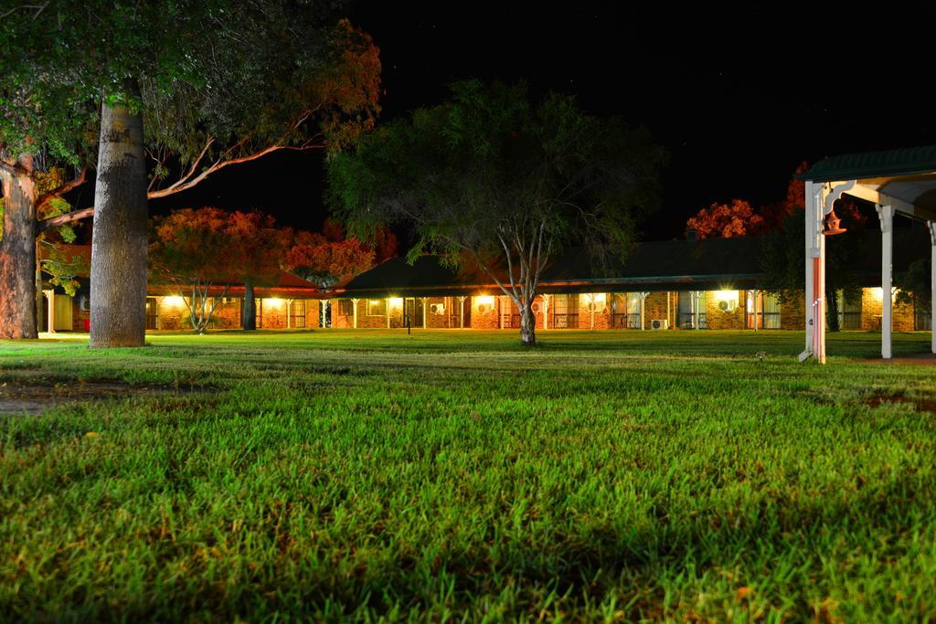 Overlander Homestead Motel Рома Екстериор снимка