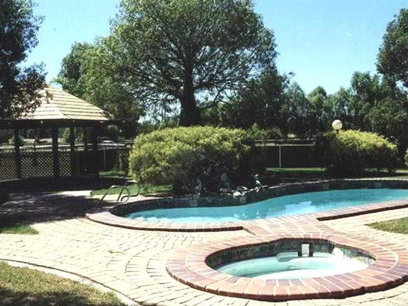 Overlander Homestead Motel Рома Екстериор снимка