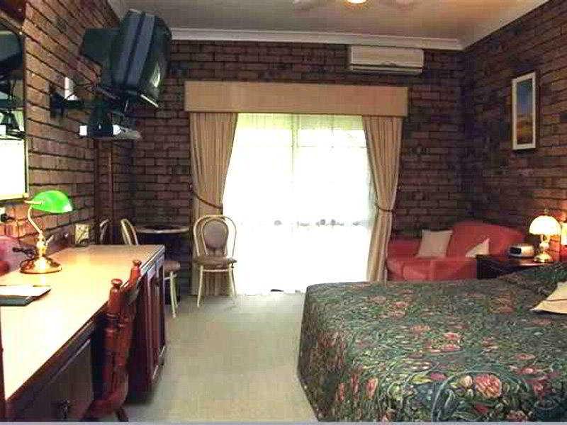 Overlander Homestead Motel Рома Екстериор снимка