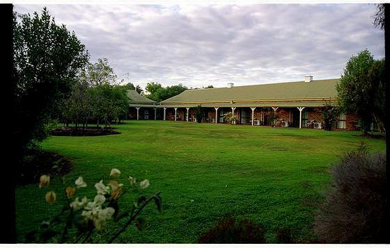 Overlander Homestead Motel Рома Екстериор снимка