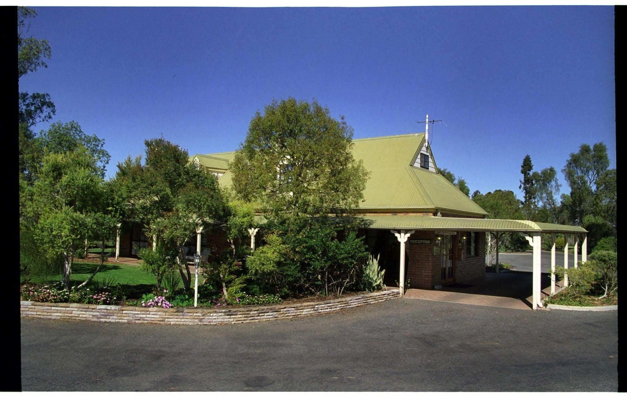 Overlander Homestead Motel Рома Екстериор снимка