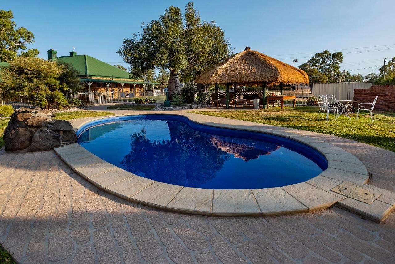 Overlander Homestead Motel Рома Екстериор снимка