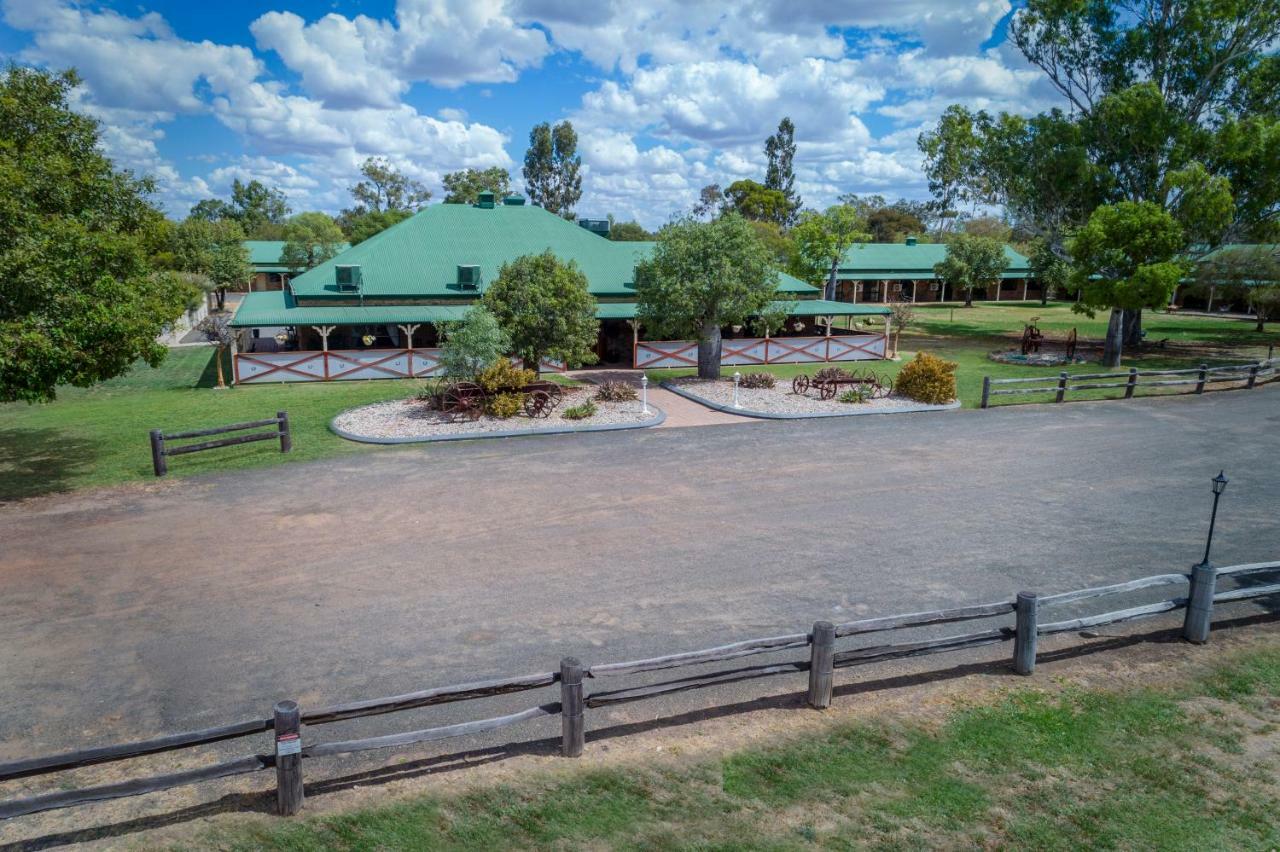 Overlander Homestead Motel Рома Екстериор снимка