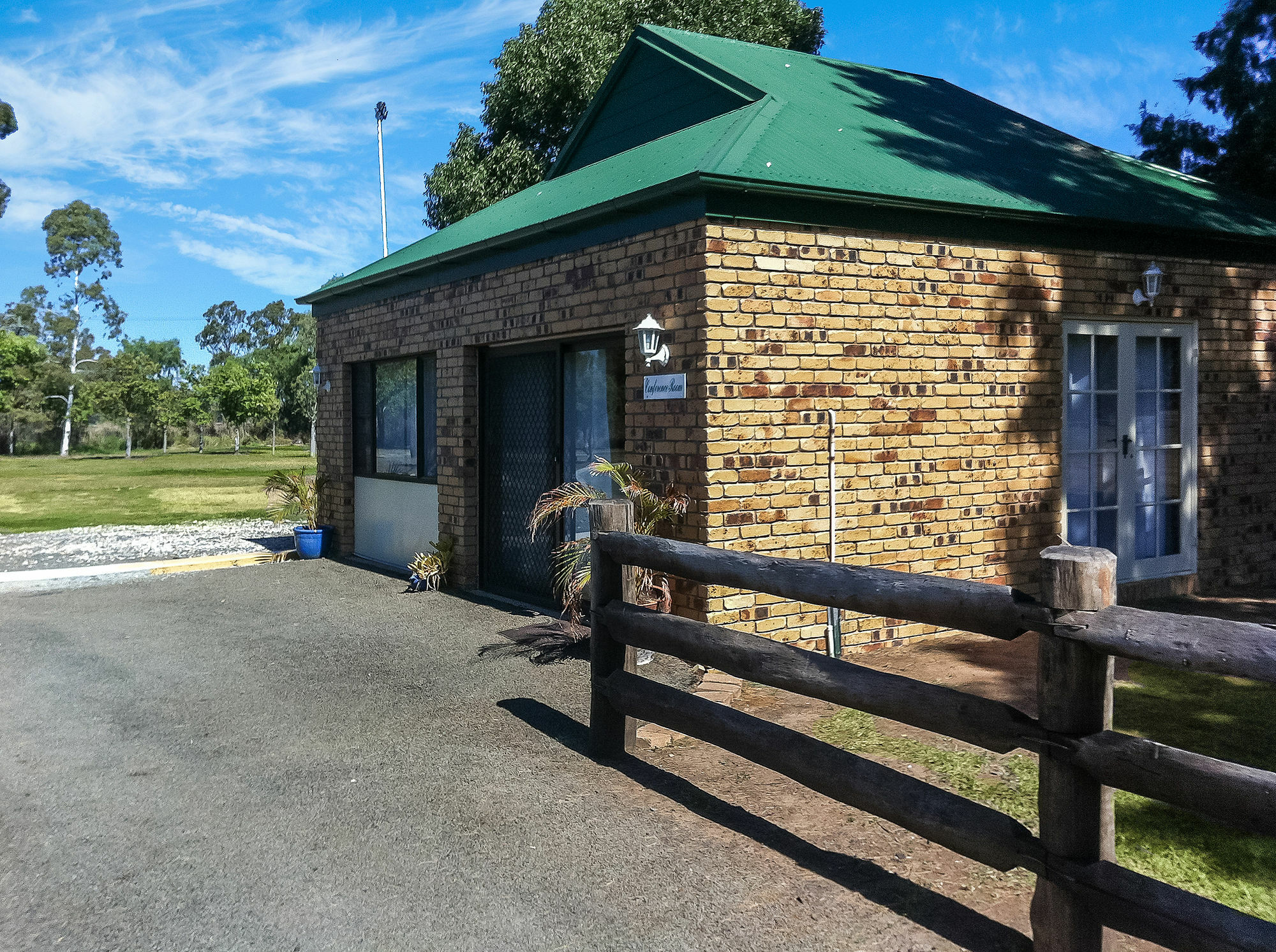 Overlander Homestead Motel Рома Екстериор снимка